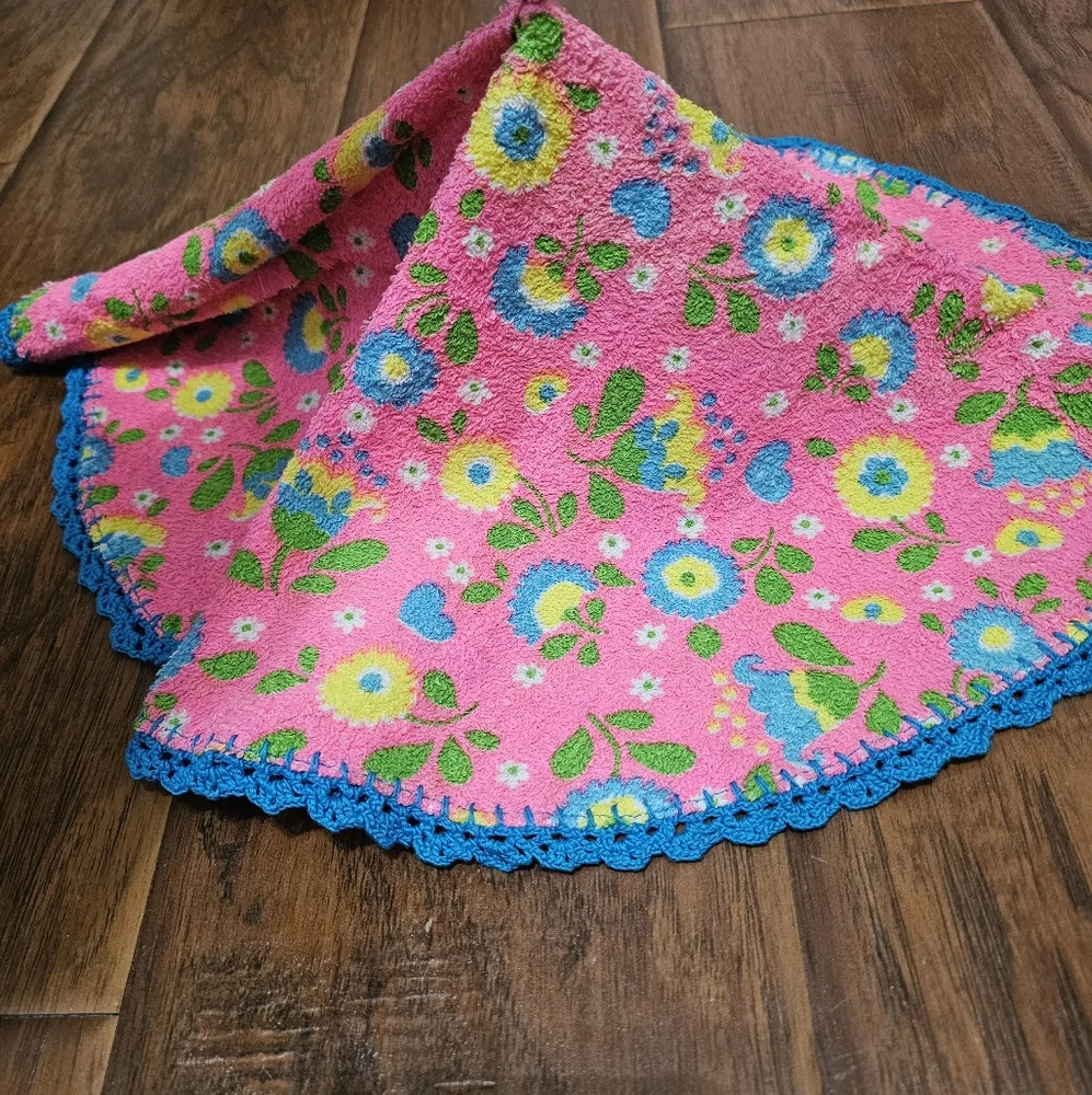 Vintage 70s Retro Floral Funky Round Hand Towel Crochet Edge Handmade